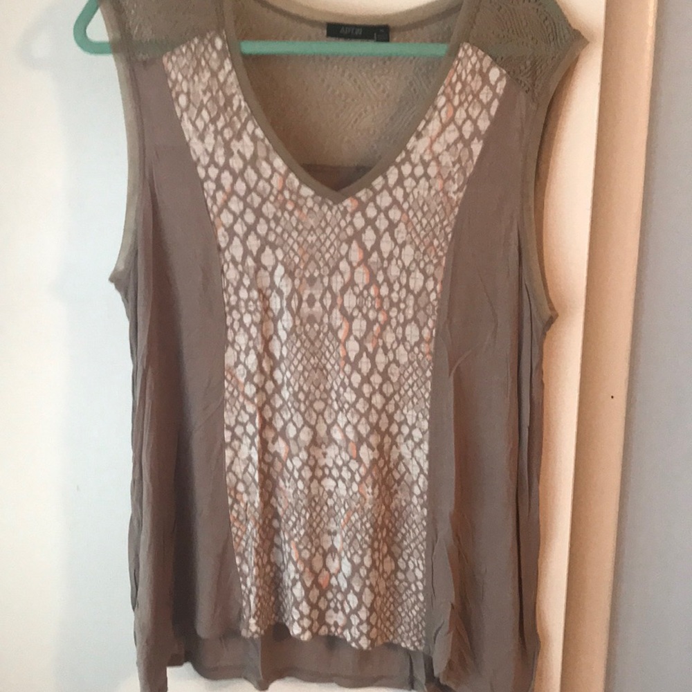 Pretty beige tank size XL